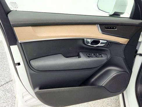 Used 2025 Volvo XC90 B6 Plus image 11