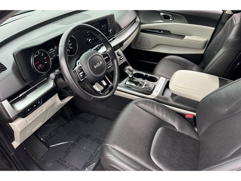 Used 2024 Kia Carnival LX image 12