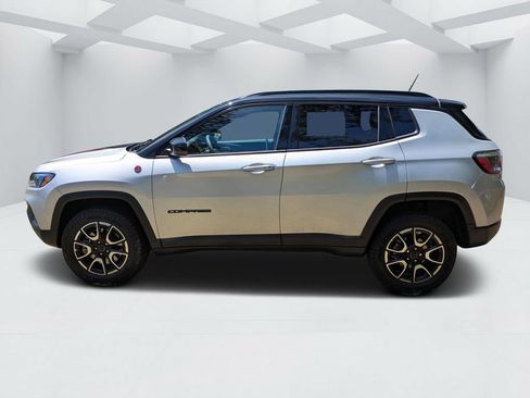 Used 2025 Jeep Compass Trailhawk AWD/4WD image 6