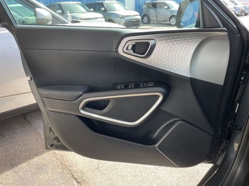 Used 2025 Kia Soul LX w/ LX Technology Package image 18