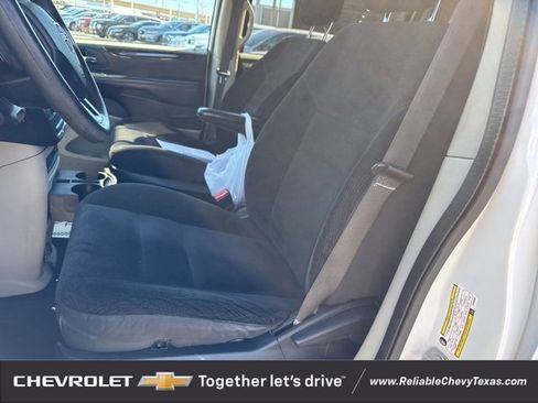 Used 2018 Dodge Grand Caravan SE w/ UConnect Hands-Free Group image 16