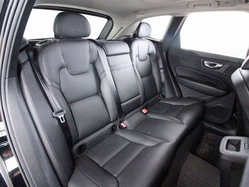 Used 2019 Volvo XC60 T5 Momentum w/ Premium Package image 27