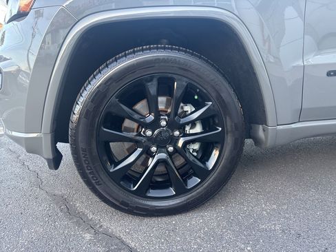 Used 2022 Jeep Grand Cherokee Laredo X image 13