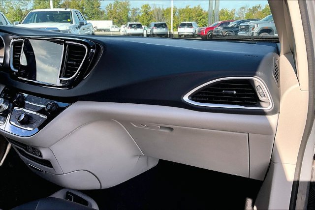 Used 2023 Chrysler Pacifica Touring-L FWD image 26