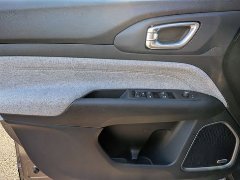 Used 2022 Jeep Compass Latitude w/ Sun and Sound Group image 11