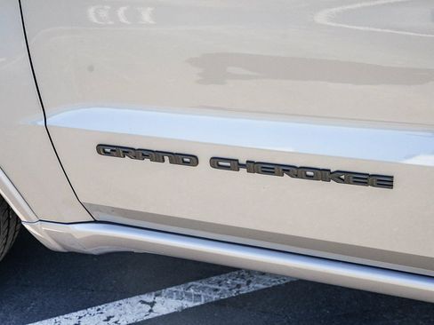 Used 2019 Jeep Grand Cherokee Altitude AWD/4WD image 26