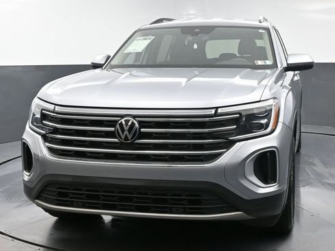 Used 2024 Volkswagen Atlas SE w/ Black Wheel Package image 5