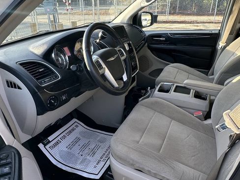 Used 2013 Chrysler Town & Country Touring image 8