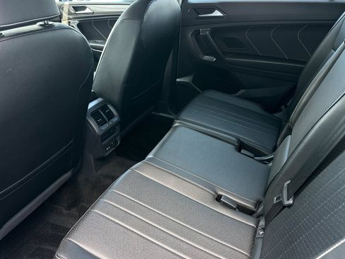 Used 2023 Volkswagen Tiguan SE FWD image 12