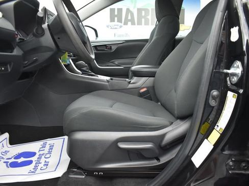 Used 2022 Toyota RAV4 LE FWD image 12