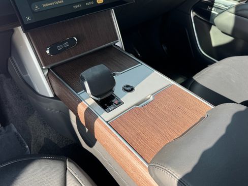 Used 2024 Land Rover Range Rover Long Wheelbase SE image 35