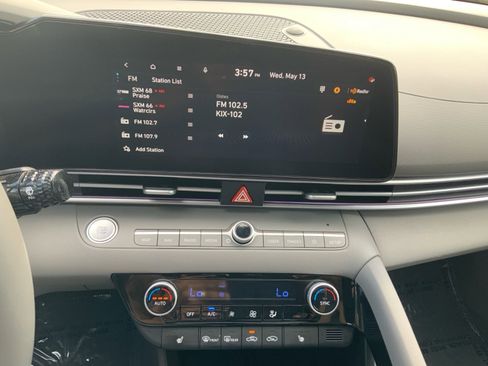Used 2025 Hyundai Elantra SEL FWD image 17
