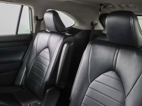 Used 2024 Toyota Highlander XLE FWD image 26