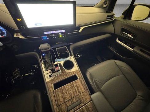 Used 2025 Toyota Sienna Limited image 3
