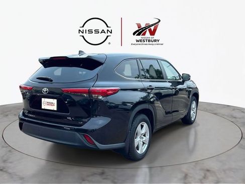 Used 2023 Toyota Highlander LE FWD image 6
