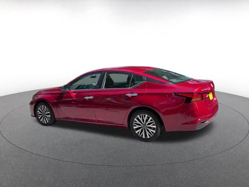 Used 2025 Nissan Altima 2.5 SV FWD image 10