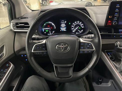 Used 2024 Toyota Sienna XLE image 31