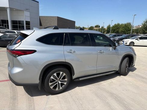 Used 2021 Toyota Highlander XLE FWD image 3