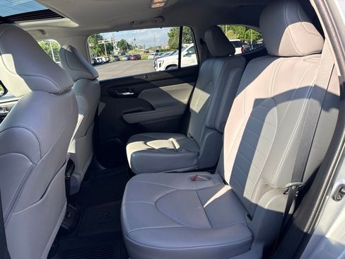 Used 2022 Toyota Highlander XLE AWD/4WD image 13