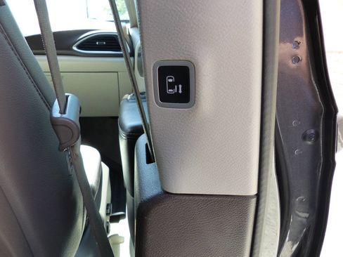 Used 2019 Chrysler Pacifica Touring-L Plus w/ Tire & Wheel Group FWD image 42