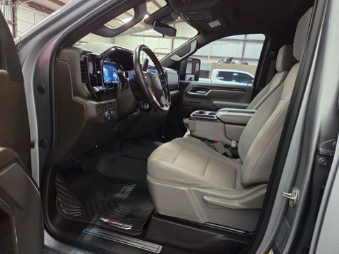 Used 2024 Chevrolet Silverado 2500 LT AWD/4WD image 6
