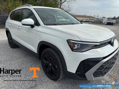 Used 2025 Volkswagen Taos SE w/ Panoramic Sunroof Package image 7