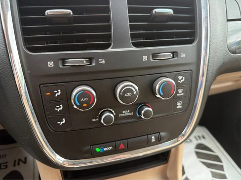 Used 2016 Dodge Grand Caravan SXT w/ UConnect Hands-Free Group FWD image 27