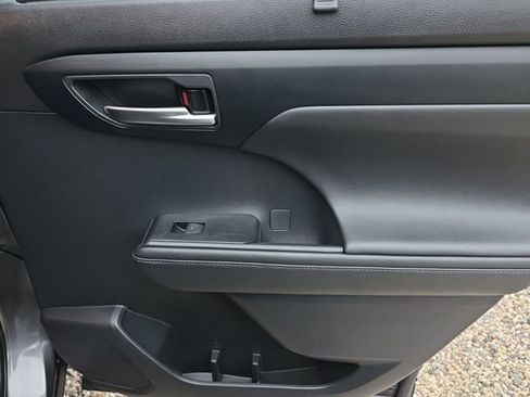 Used 2023 Toyota Highlander XLE image 19
