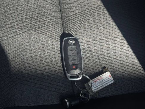 Used 2025 Nissan Rogue SV FWD image 17