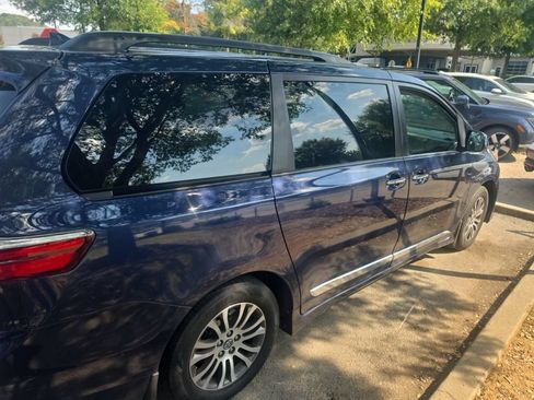 Used 2019 Toyota Sienna XLE Premium w/ Protection Package FWD image 4