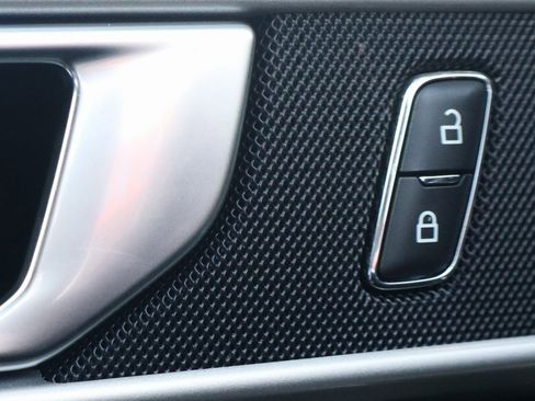 Used 2022 Ford Explorer XLT image 15