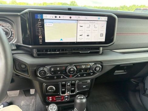 Used 2024 Jeep Wrangler Unlimited Rubicon AWD/4WD image 9