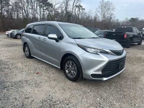 Used 2023 Toyota Sienna LE image 7