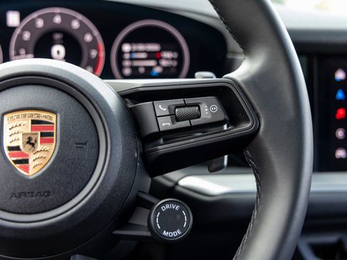 Certified 2025 Porsche Cayenne image 32