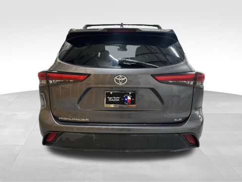 Used 2020 Toyota Highlander XLE FWD image 6