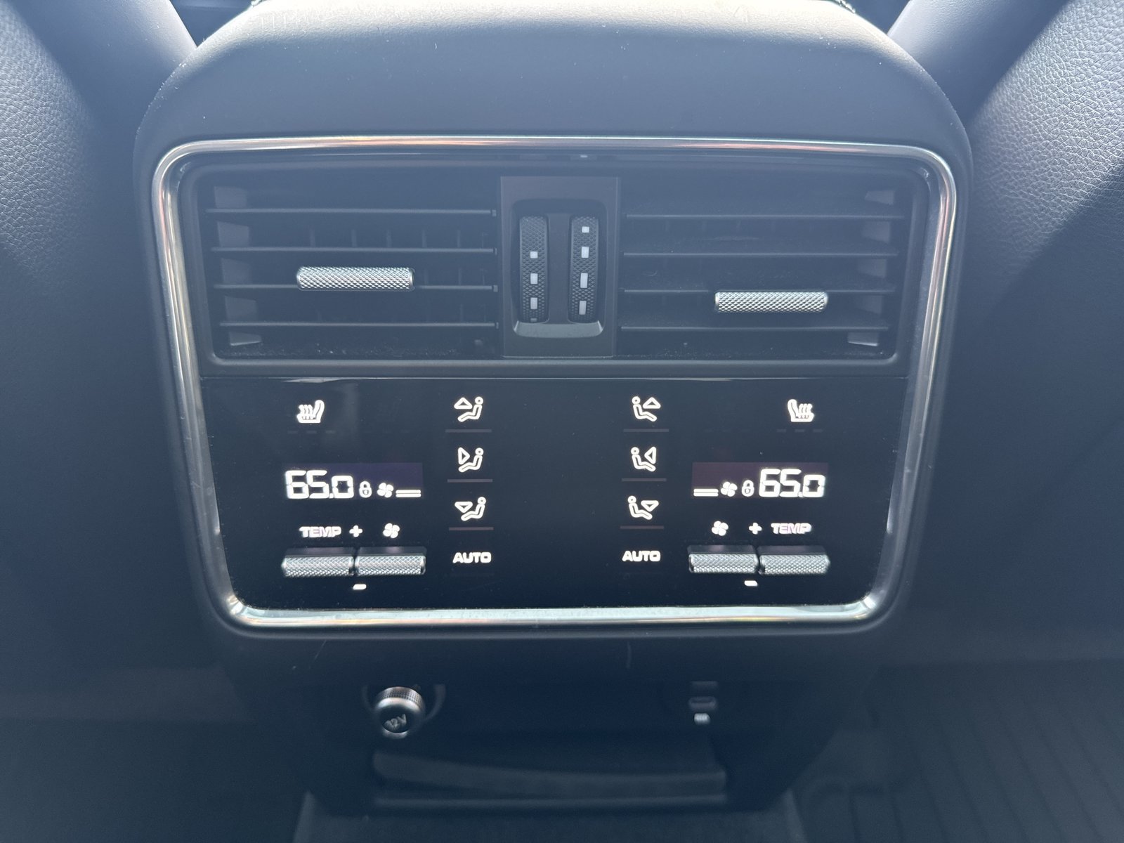Used 2023 Porsche Cayenne Platinum Edition AWD/4WD image 24