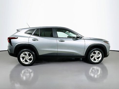 Used 2024 Chevrolet Trax LS w/ LS Convenience Package FWD image 8