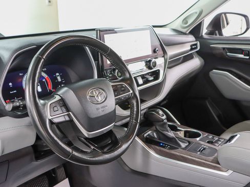 Used 2023 Toyota Highlander Limited FWD image 23