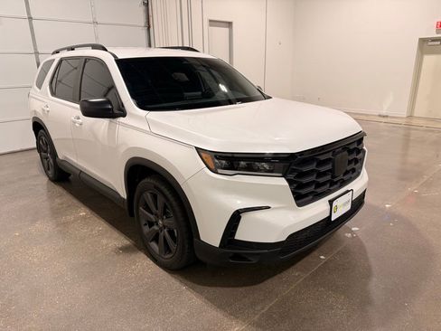 Used 2025 Honda Pilot Sport image 3