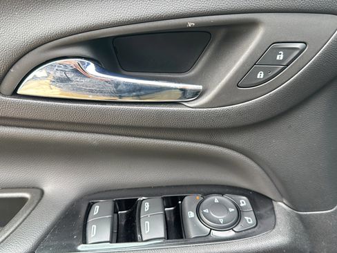 Used 2024 Chevrolet Equinox Premier image 17