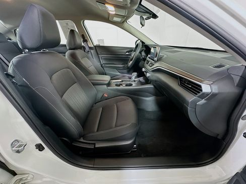 Used 2025 Nissan Altima 2.5 SV FWD image 29