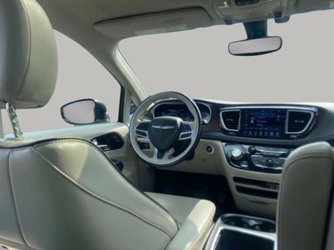 Used 2020 Chrysler Pacifica Limited image 10
