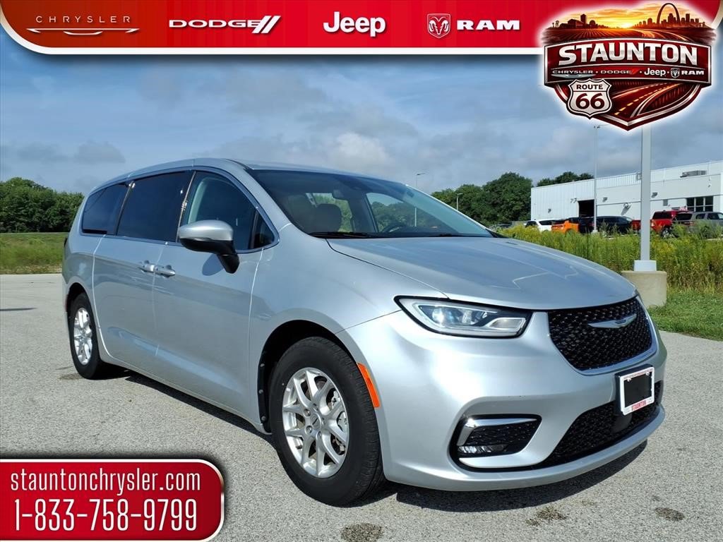Used 2023 Chrysler Pacifica Touring-L FWD image 1
