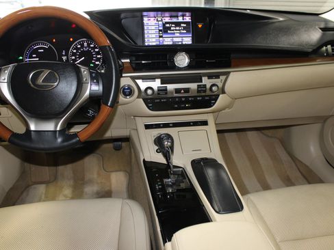 Used 2013 Lexus ES 300h w/ Luxury Pkg FWD image 14