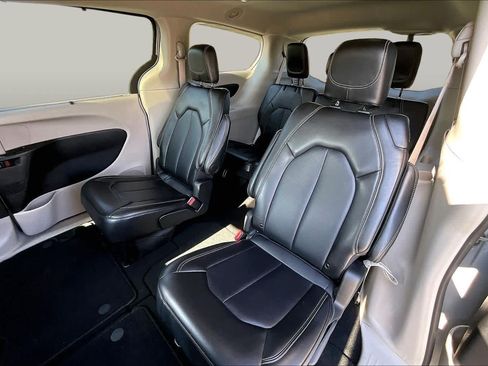 Used 2024 Chrysler Pacifica Touring-L FWD image 18