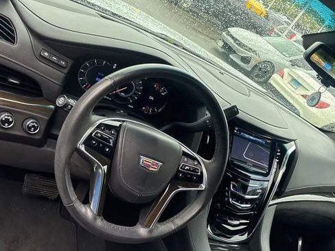Used 2017 Cadillac Escalade ESV Platinum AWD/4WD image 17