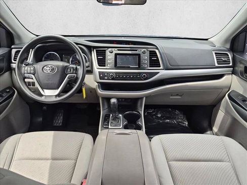 Used 2018 Toyota Highlander LE FWD image 17