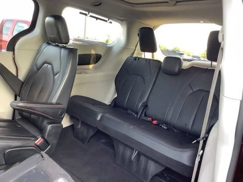 Used 2018 Chrysler Pacifica Touring-L Plus FWD image 18
