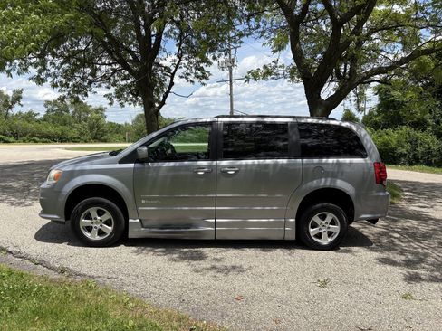 Used 2013 Dodge Grand Caravan SXT FWD image 2