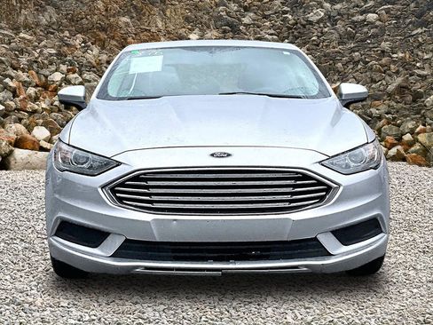 Used 2018 Ford Fusion SE w/ Fusion SE Technology Package FWD image 3